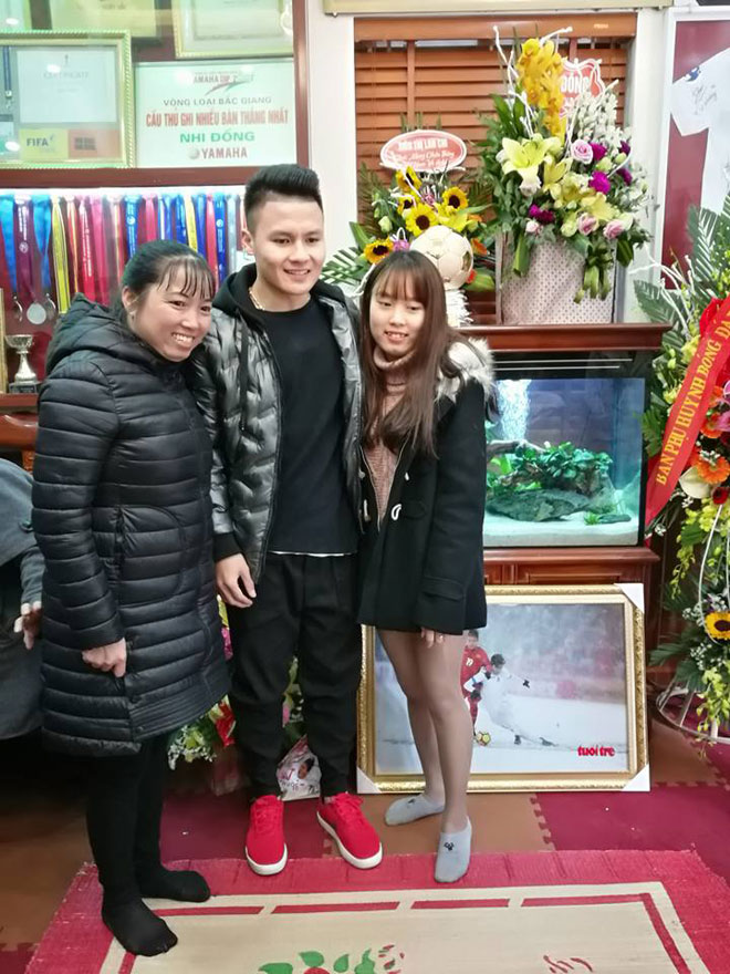 Người hùng Quang Hải bất ngờ bắt taxi, về nhà trong lặng lẽ